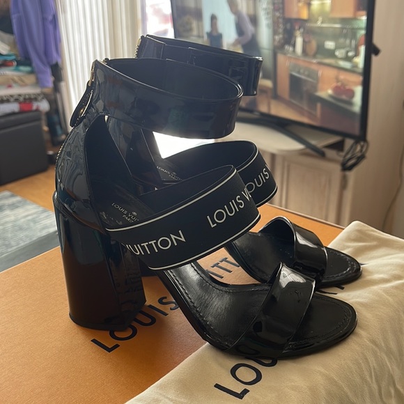 ❤️❤️SOLD❤️❤️Louis Vuitton Heels - Picture 3 of 9